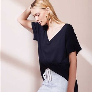 Lou & Grey signature soft black v neck small